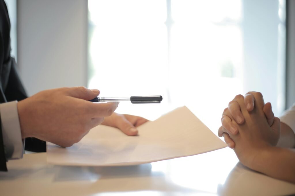 Photo Andrea Piacquadio Recherche d'emploi: la signature du contrat